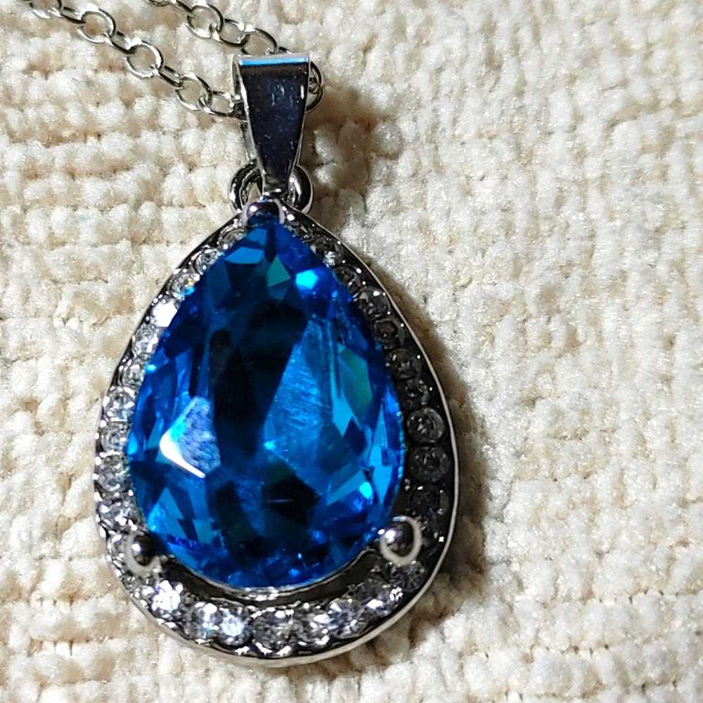 Beautiful fashionable blue stone  necklace. 18" chain, claw, with extention.NWT.